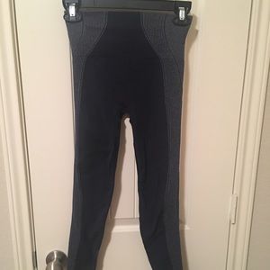 EUC Spanx Blue Leggings w/Grey details - Sz medium
